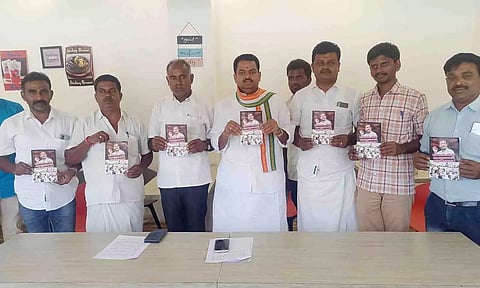 திருப்பூர் வடக்கு மாவட்ட காங்கிரஸ் தலைவர் கோபி பேட்டி அளித்த போது எடுத்த படம்.