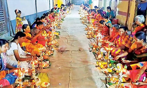 விளக்கு பூஜை நடந்தது.