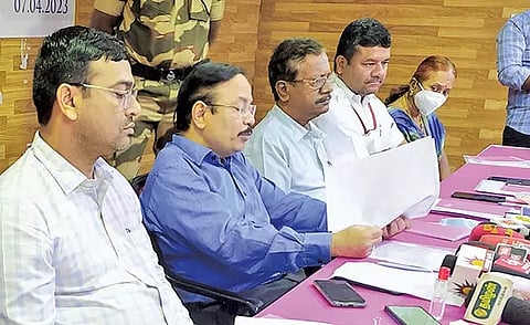 தூத்துக்குடி துறைமுக ஆணைய தலைவர் ராமச்சந்திரன் பேட்டியளித்த காட்சி.