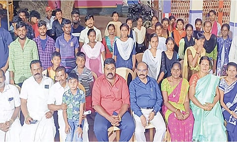 என்.எஸ்.எஸ். மாணவர்களுடன் ராஜா எம்.எல்.ஏ. உள்ளதை படத்தில் காணலாம்.