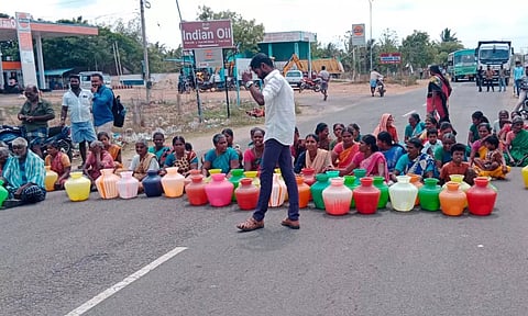 மறியலில் ஈடுபட்ட பெண்களை படத்தில் காணலாம்.