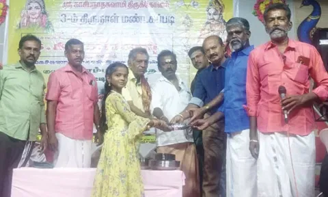 கலைநிகழ்ச்சிகளில் வெற்றி பெற்ற மாணவி ஒருவருக்கு பரிசுகள் வழங்கப்பட்ட காட்சி.