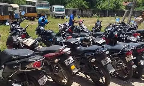 இருசக்கர வாகனங்களை பாதுகாப்பான இடத்தில் நிறுத்த வேண்டும்- போலீஸ் சூப்பிரண்டு அறிவுரை