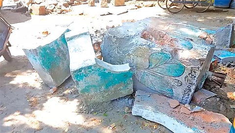 அஸ்தம்பட்டியில் உடைக்கப்பட்ட அ.தி.மு.க கொடி கம்பம்.