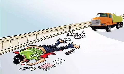 லாரி மோதி பிளஸ்-2 மாணவன் சாவு