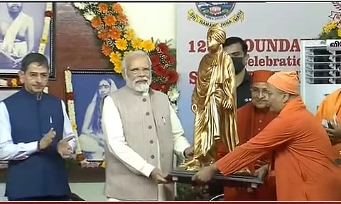 நினைவு பரிசை பெறும் பிரதமர் மோடி