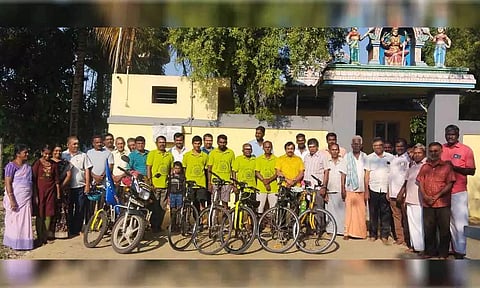  பயணம் மேற்கொண்டவர்களை படத்தில் காணலாம்.