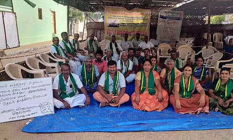  உண்ணாவிரத போராட்டத்தில் ஈடுபட்டவர்களை படத்தில் காணலாம்.