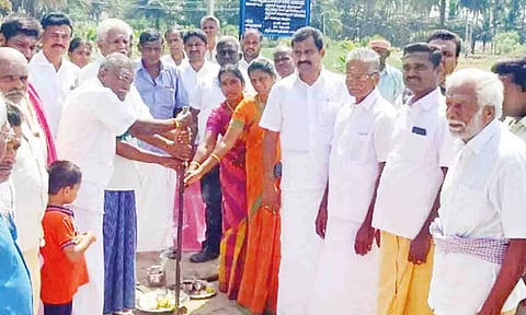  தார் சாலை அமைக்க பூமிபூஜை நடைபெற்ற காட்சி.