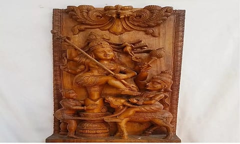 கலை அழகுடன் கூடிய மரச்சிற்பத்தை படத்தில் காணலாம்.