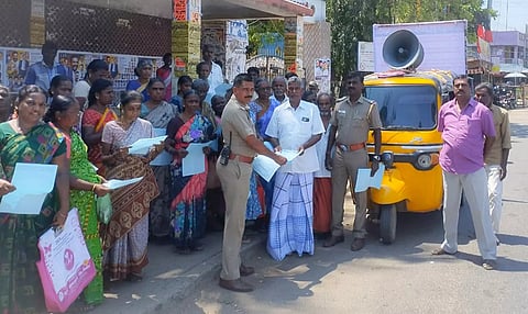 கடலூர் முதுநகரில் போலீசார் சார்பில் குற்ற செயல்களை தடுக்க விழிப்புணர்வு துண்டு பிரசுரம் பொதுமக்களுக்கு வழங்கப்பட்டது.