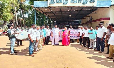 வடலூர் நகராட்சியில் எனது குப்பை எனது பொறுப்பு விழிப்புணர்வு பேரணியை நகர மன்ற தலைவர் சிவக்குமார் தொடங்கி வைத்தார். அருகில் நகராட்சி ஆணையாளர் பானுமதி உள்ளார்.