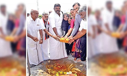 ஊரணியை மேம்பாடு செய்யும் பணிகளுக்கு கலெக்டர் ரவிச்சந்திரன், ராஜா எம்.எல்.ஏ. ஆகியோர் அடிக்கல் நாட்டிய காட்சி.