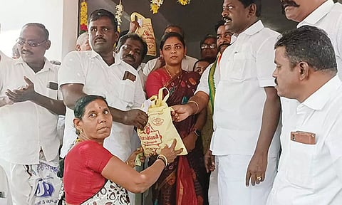 தெற்கு மாவட்ட தி.மு.க.செயலாளர் சிவபத்மநாதன், யூனியன் சேர்மன் திவ்யா மணிகண்டன் ஆகியோர் பயனாளிகளுக்கு ரேஷன் பொருட்களை வழங்கியபோது எடுத்த படம்.