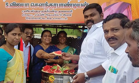 நீர்-மோர் பந்தலை ராஜா எம்.எல்.ஏ. திறந்து வைத்த காட்சி.