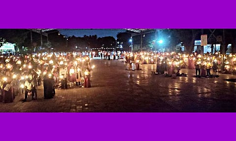 ஈஸ்டர் பண்டிகையையொட்டி மதுரை ஞானஒளிவுபுரம் தேவாலயத்தில் நடைபெற்ற சிறப்பு வழிபாட்டில் மெழுகுவர்த்தி ஏந்தி பிரார்த்தனை செய்த கிறிஸ்தவர்கள்.