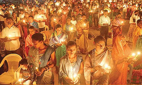 திருப்பூர் கேத்ரீன் ஆலயத்தில் மெழுகுவர்த்தி ஏந்தி பிரார்த்தனையில் ஈடுபட்ட கிறிஸ்தவர்கள். 