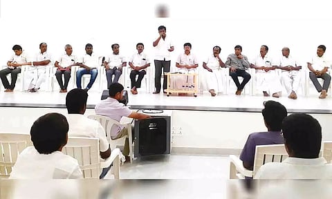 பொதுக்குழு கூட்டம் நடைபெற்ற காட்சி.