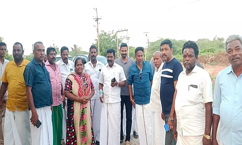 தியாகதுருகம் - உதயமாம்பட்டு தார்ச்சாலையை செந்தில்குமார் எம்.எல்.ஏ. ஆய்வு மேற்கொண்டார். அருகில் நகர செயலாளர் ஷியாம் சுந்தர் உள்ளார்.