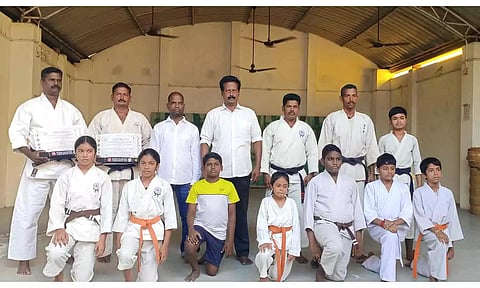 தேசிய கருப்பு பட்டை மற்றும் சான்றிதழ்களை மாநில கூடோ சங்கத் தலைவர் வளவன் வழங்கிய காட்சி.