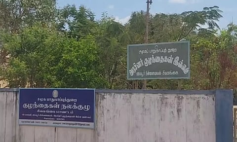 சிவகங்கை அரசு காப்பகத்தில் சுவர்ஏறி குதித்து தப்பிய 2 சிறுமிகள் மீட்பு