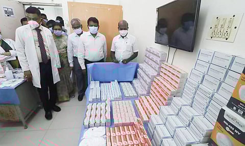 மருத்துவமனையில் தயார் நிலையில் உள்ள மருந்து பொருட்களை அமைச்சர் மா.சுப்பிரமணியன் பார்வையிட்ட காட்சி.