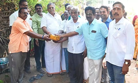 தார் சாலை அமைக்கும் பணியை சபாநாயகர் ஏம்பலம் செல்வம் தொடங்கி வைத்த காட்சி.