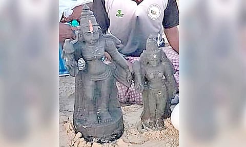 கண்டெடுக்கப்பட்ட சாமி சிலைகள்.