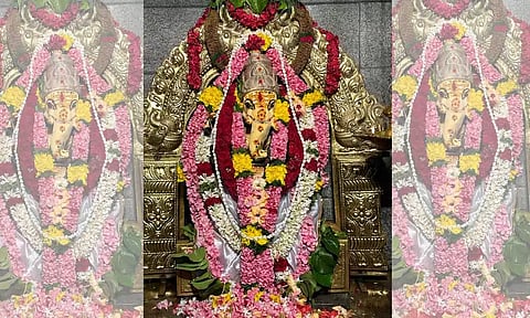 சிறப்பு அலங்காரத்தில் விநாயகரை படத்தில் காணலாம்.