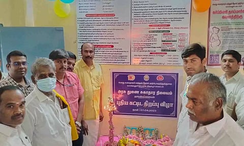 குத்து விளக்கு ஏற்றி வைத்த காட்சி.