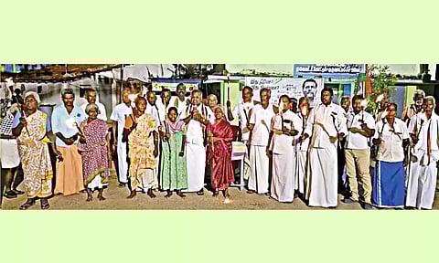 தீப்பந்தம் ஏந்தி ஆர்ப்பாட்டம் நடத்திய காங்கிரஸ் கட்சியினர்.