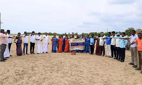 தூய்மை பணியில் ஈடுபட்ட அனைவரும் விழிப்புணர்வு உறுதிமொழி ஏற்றபோது எடுத்த படம்.