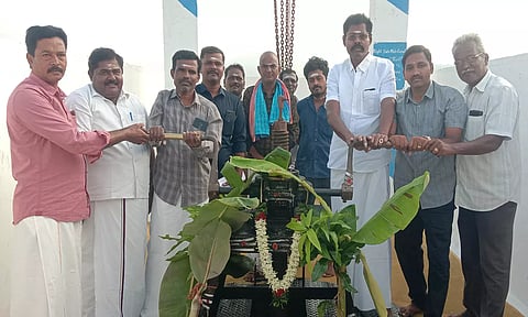 அணையில் இருந்து பாசனத்திற்காக பொதுப்பணித்துறை உதவி பொறியாளர் ரத்தனகிரி தண்ணீரை திறந்து விட்ட காட்சி.