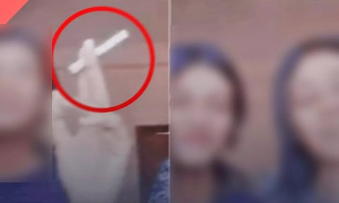 சிகரெட் புகைத்தபடி தேசிய கீதம் பாடிய 2 மாணவிகள்- போலீசார் வழக்கு பதிவு செய்து விசாரணை