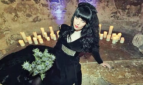 பேயை திருமணம் செய்த பெண் பாடகி- ஆவி கணவரிடம் இருந்து விவாகரத்து கேட்கிறார்