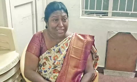 கைதான டாக்டர் செல்வாம்பாள்.