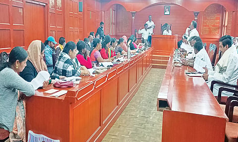 கொடைக்கானல் நகர்மன்ற கூட்டம் தலைவர் செல்லத்துரை தலைமையில் நடைபெற்றது.