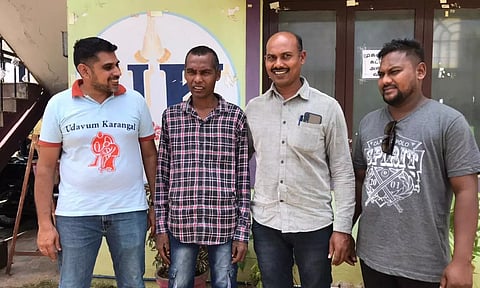 சத்தீஸ்கரில் இருந்த வந்த தனது அண்ணனுடன் சொந்த ஊருக்கு புறப்பட்டுச் சென்ற ஜிதேந்திரன்.