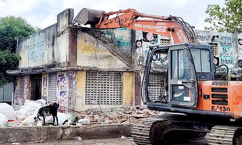பழைய பேருந்து நிலைய கட்டிடங்கள் இடிக்கும் பணி தொடக்கம்