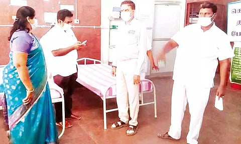 திருப்பூர் அரசு மருத்துவக்கல்லூரி மருத்துவமனையில் கொரோனா சிகிச்சைக்கான ஏற்பாடுகளை டீன் முருகேசன் பார்வையிட்ட போது எடுத்தபடம்.