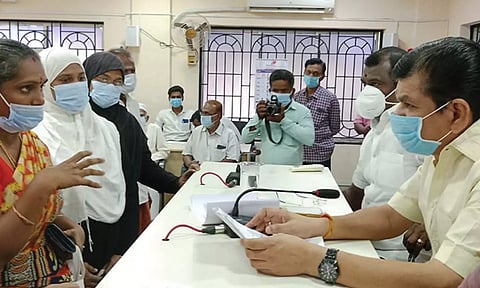 கூட்டத்தில் மேயர் சரவணனிடம் பொதுமக்கள் மனு அளித்த காட்சி. அருகில் துணை மேயர் கே.ஆர்.ராஜூ உள்ளார்.