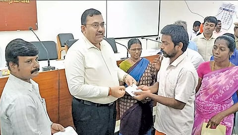 மக்கள் குறைதீர்க்கும் நாள் கூட்டத்தில் கலெக்டர் துரை ரவிச்சந்திரன் பயனாளி ஒருவருக்கு நலத்திட்ட உதவி வழங்கிய காட்சி.