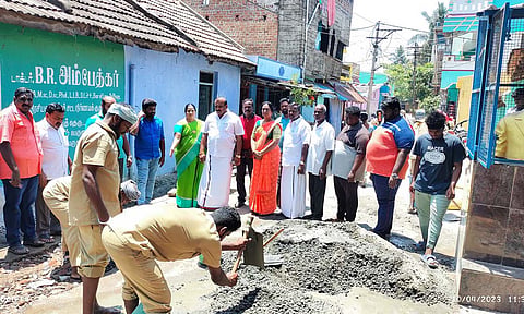 சாலைகள் சீரமைப்பு பணிகளை காவேரிபட்டணம் பேரூராட்சி தலைவர் அம்சவேணி செந்தில்குமார் பார்வையிட்ட போது எடுத்தபடம்.