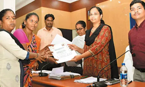 காஞ்சிபுரத்தில் மகளிர் சுய உதவிக்குழுக்களுக்கு மணிமேகலை விருது- கலெக்டர் வழங்கினார்