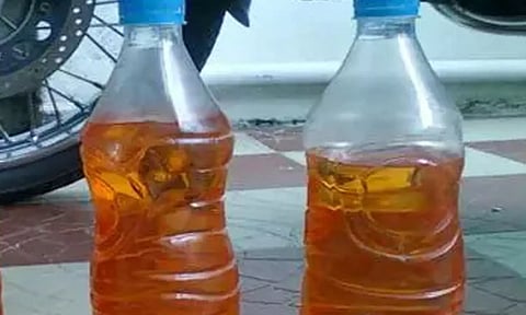 கேரளாவில் பாட்டிலில் பெட்ரோல் வழங்க தடை- மீறுவோர் மீது நடவடிக்கை எடுக்க அரசு உத்தரவு