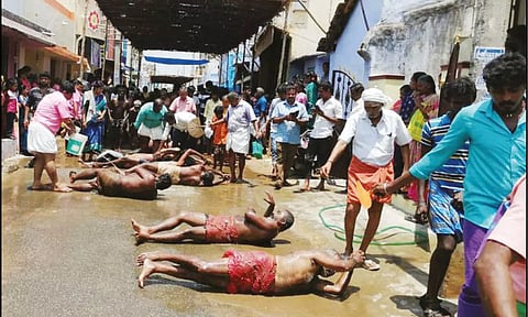 பக்தர்கள் அங்கபிரதட்சணம் செய்து வழிபட்டபோது எடுத்த படம்.