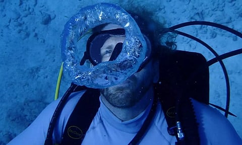 உலக சாதனை படைக்க நீருக்கடியில் 100 நாள் வசிக்க தொடங்கிய அமெரிக்க விஞ்ஞானி