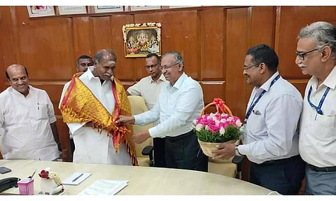 முதல்-அமைச்சர் ரங்கசாமியை நபார்டு வங்கி அதிகாரிகள் சந்தித்த காட்சி.