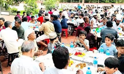 லட்சுமி நரசிம்மர் கோவில் வளாகத்தில் இப்தார் விருந்து- மதநல்லிணக்கத்திற்கு எடுத்துக்காட்டு என சமூக ஆர்வலர்கள் பாராட்டு