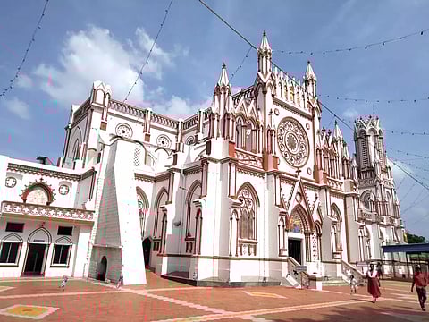 இடைக்காட்டூர் திரு இருதய ஆலயத்தை படத்தில் காணலாம். 